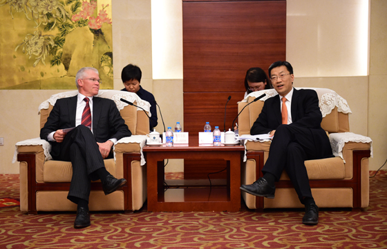 怀进鹏会见美国半导体协支CEO