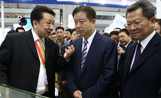 领导关注电子行业技术发展