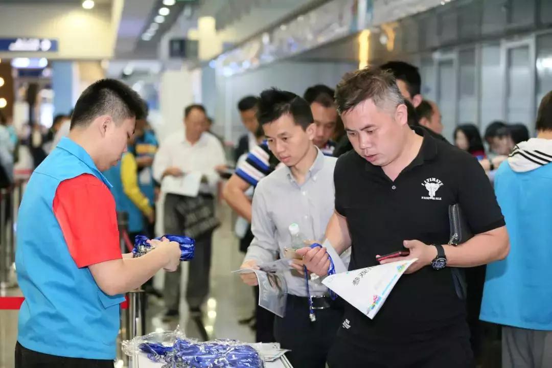 图:观众现场报名